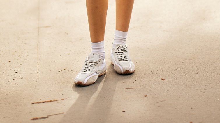 Βρήκαμε τα πιο κομψά και άνετα sneakers του φθινοπώρου που είναι ιδανικά για τη μεταβατική περίοδο
