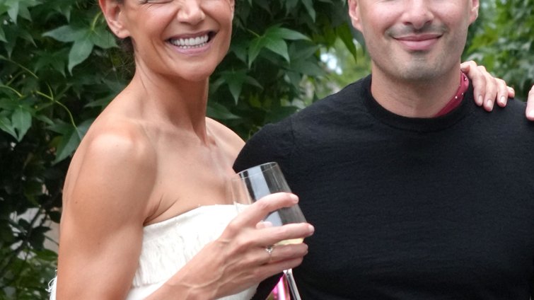 Η Katie Holmes φόρεσε το outfit που όλες έχουμε ήδη στην ντουλάπα μας – Τα 3 basics που σου δίνουν τη λύση στο φθινοπωρινό ντύσιμο
