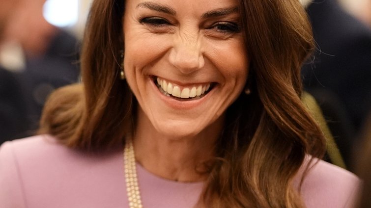 Αντίο στο μαύρο τζιν: Η Kate Middleton επαναφέρει το σχέδιο που είχαμε ορκιστεί να μην ξαναφορέσουμε στην πιο πολυτελή απόχρωση του φθινοπώρου
