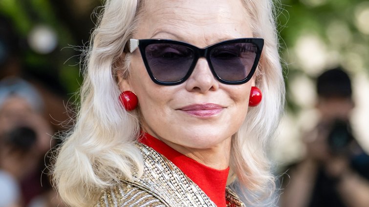 Ξέχνα τα μονόχρωμα σύνολα: Η Pamela Anderson φορά τη μίντι φούστα που κάνει αμέσως πιο ενδιαφέρον κάθε φθινοπωρινό look