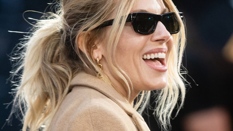 "Δεν ξέρω πια ποια είμαι": Η Sienna Miller μιλά για τη μητρότητα και το σώμα της μετά από σχεδόν 4 χρόνια εγκυμοσύνης και θηλασμού