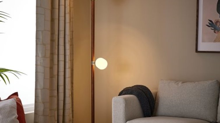 Ανακάλυψα το φωτιστικό IKEA των 99 ευρώ με καθαρό σκανδιναβικό design που θέλω οπωσδήποτε δίπλα στον καναπέ μου – Φωτίζει το σαλόνι και δημιουργεί την πιο ζεστή γωνιά ανάγνωσης