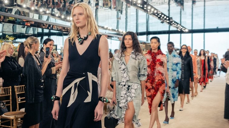 Η CHANEL επιστρέφει στη Deauville για τη συλλογή Cruise 2027/28