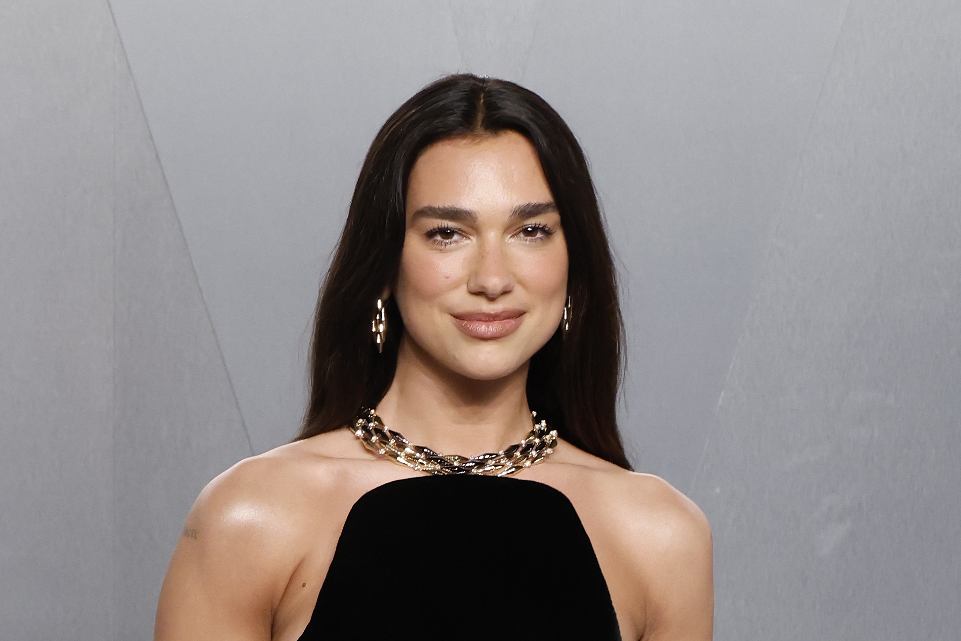 Η Dua Lipa αποφεύγει το αλκοόλ αλλά όχι τα ζυμαρικά και για αυτό την αγαπήσαμε λίγο περισσότερο