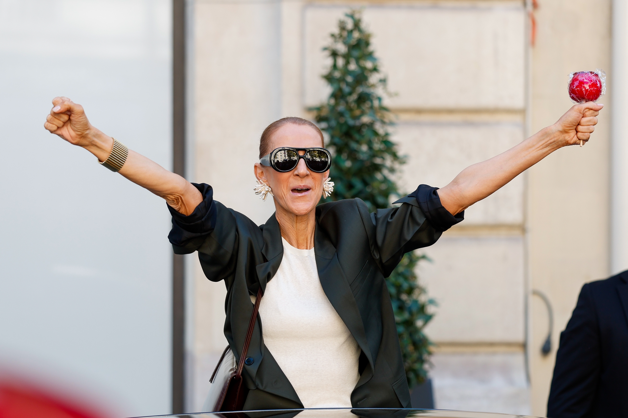 Ό,τι λάμπει είναι χρυσός: Η Céline Dion δείχνει πώς να φωτίσεις το βλέμμα σου με τη σκιά που ταιριάζει τέλεια στο φθινόπωρο