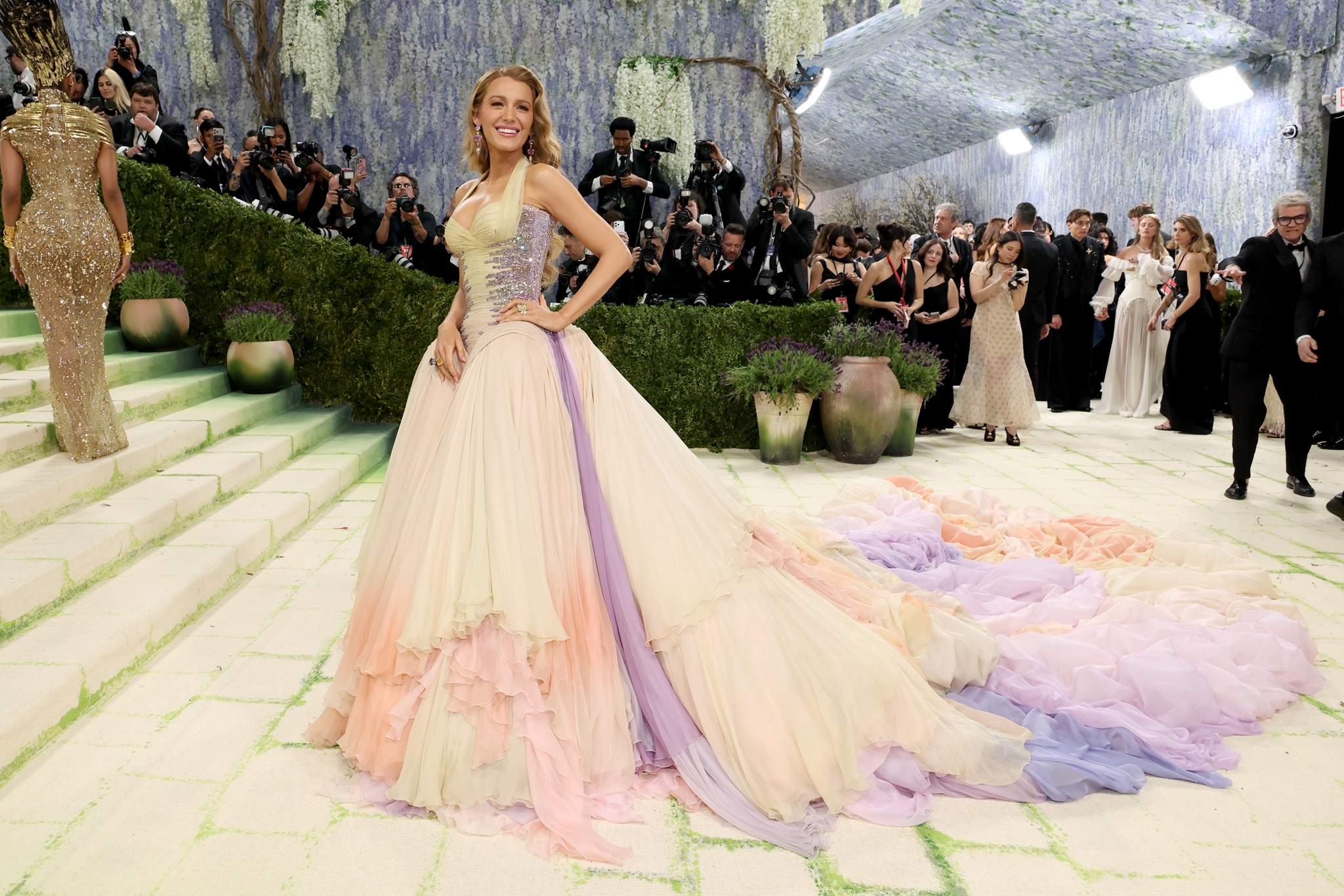 Blake Lively: Επιστροφή στο Met Gala με Versace λίγες μέρες μετά το τέλος της δικαστικής διαμάχης με τον Justin Baldoni