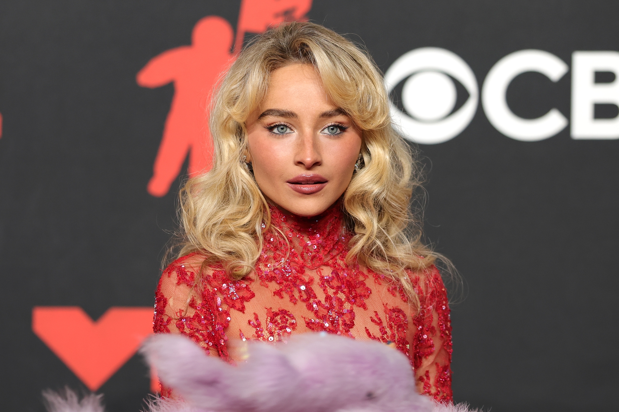 Sabrina Carpenter: Το blush της στο Coachella είναι το τρικ που χαρίζει το πιο fresh glow
