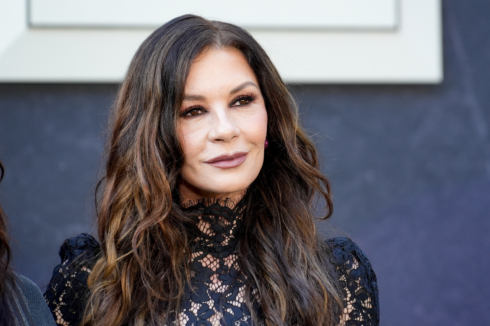 Catherine Zeta-Jones και Penélope Cruz: Το κοινό τους μυστικό για αποτέλεσμα λίφτινγ στο σπίτι