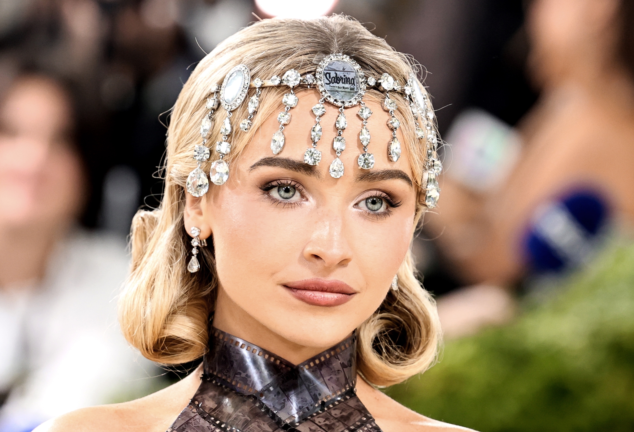 Η Sabrina Carpenter φέρνει ξανά τα hair bows στο προσκήνιο και είναι πιο ρομαντικά από ποτέ