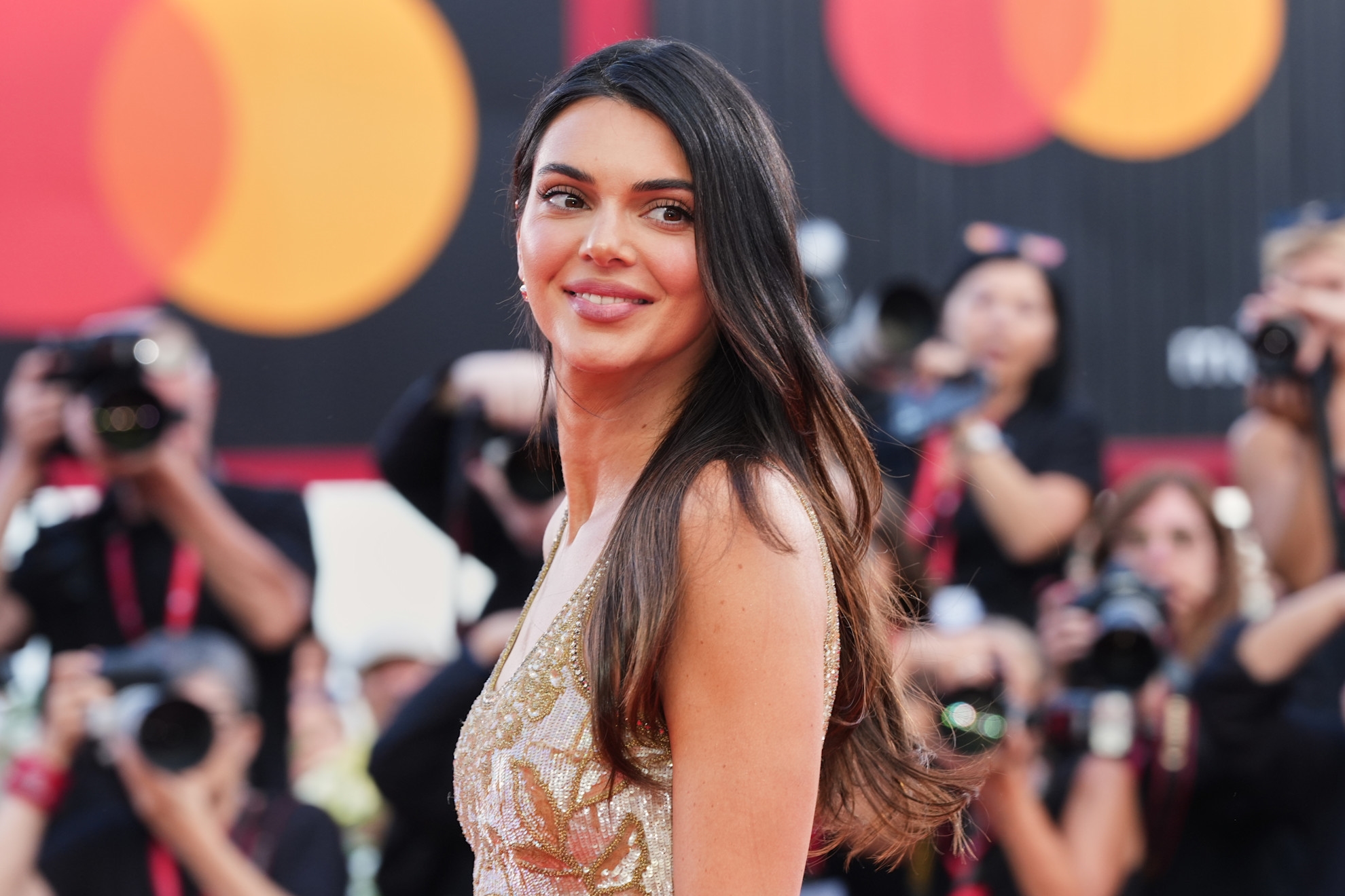 Η Kendall Jenner αποκαλύπτει την κορεάτικη κρέμα που χρησιμοποιεί για να μειώσει το πρήξιμο, να σμιλεύσει και να τονίσει την επιδερμίδα της