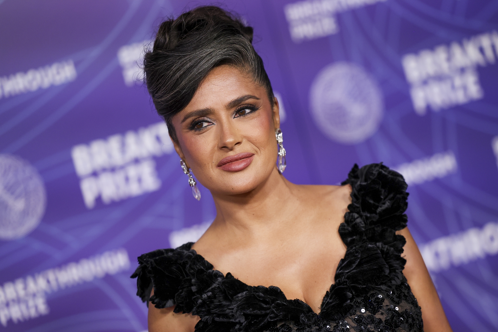 Το πολύ απλό μυστικό των celebrities για να διατηρήσεις το ντεκολτέ σου σφριγηλό