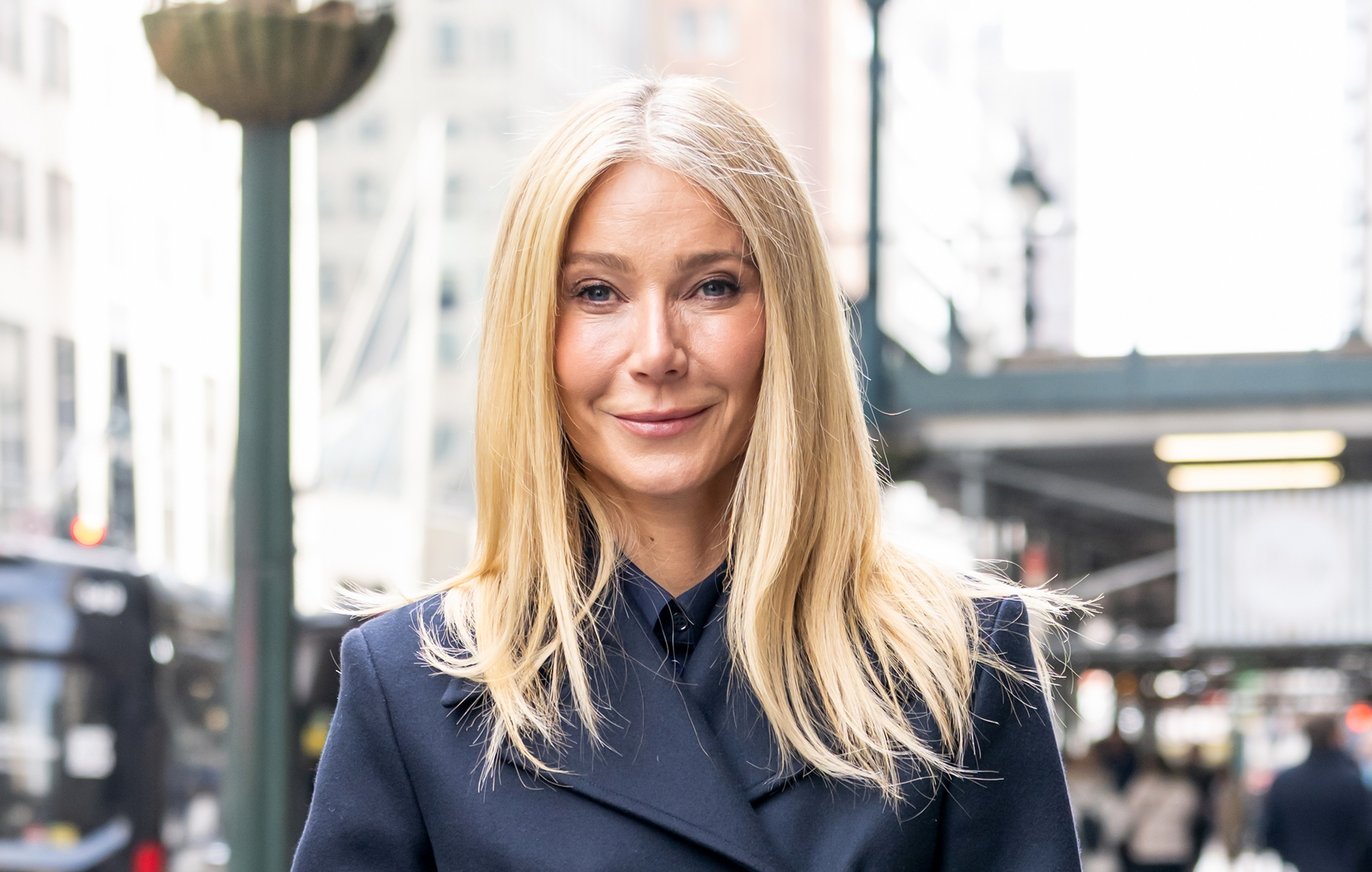 Από το γραφείο μέχρι το δείπνο: Η Gwyneth Paltrow αποδεικνύει ότι ένα μόνο παντελόνι αρκεί για να σώσει τα φθινοπωρινά σου looks