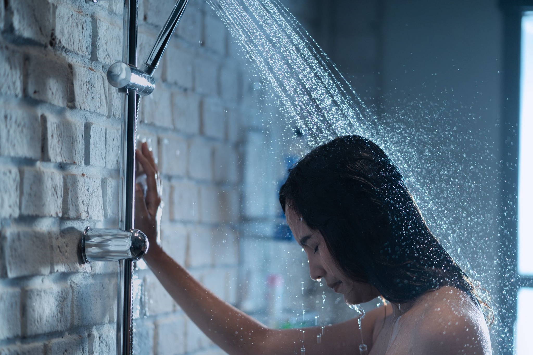 Dark Shower: Αυτό είναι το απλό wellness hack που κάνει reset στο μυαλό και το σώμα