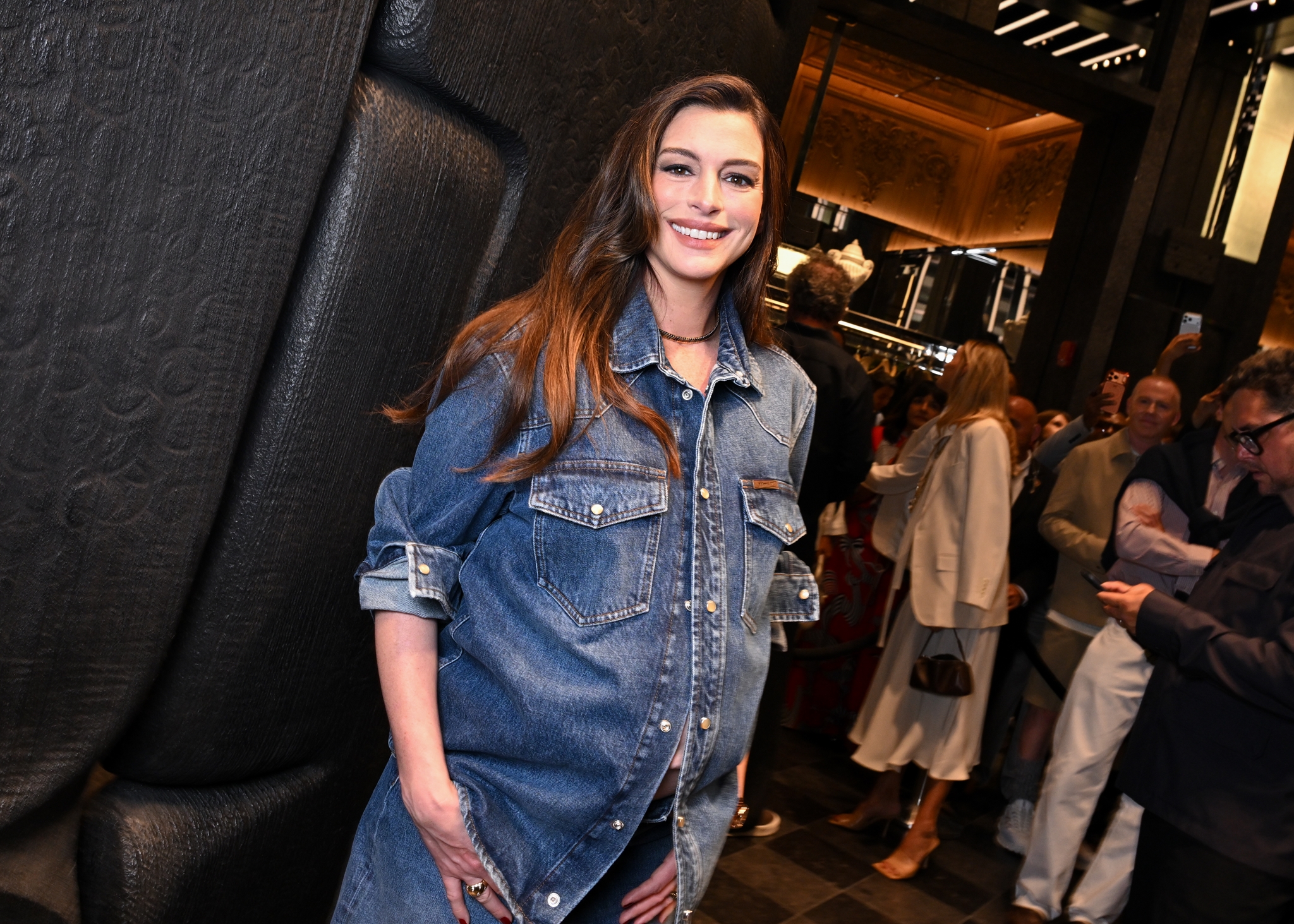 Anne Hathaway: Όχι άλλο milky nails και nude gloss – Το κόκκινο beauty combo που επιστρέφει το φθινόπωρο δείχνει πιο glamorous από ποτέ