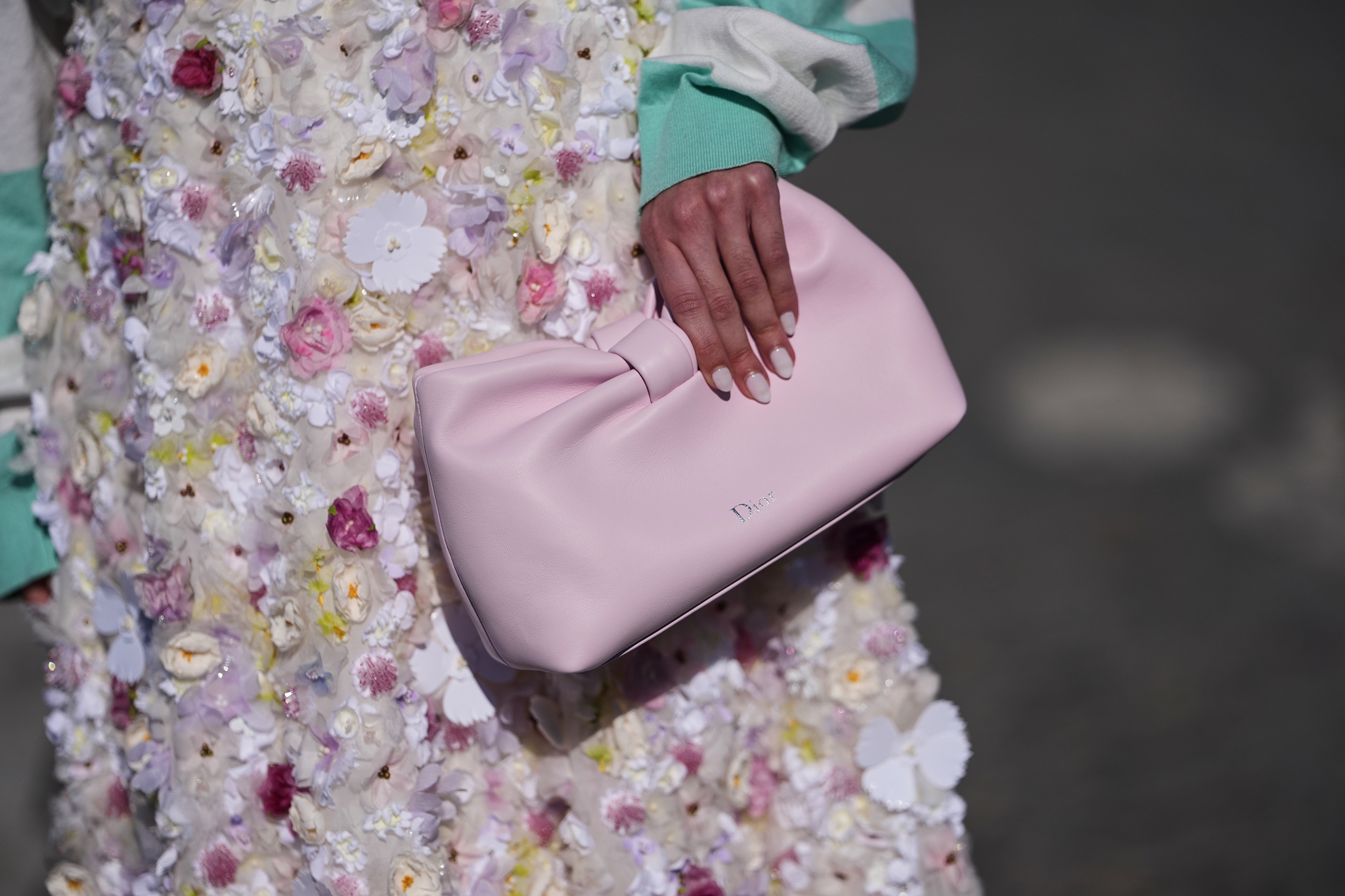 "Mochi Pink" : Το quiet luxury χρώμα νυχιών που θα βλέπουμε παντού το καλοκαίρι