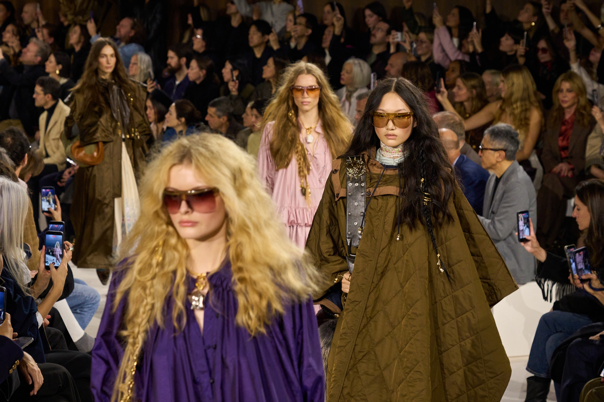 Chloé FW 2026: Από τις παραδοσιακές φορεσιές στην Kate Moss των '90s