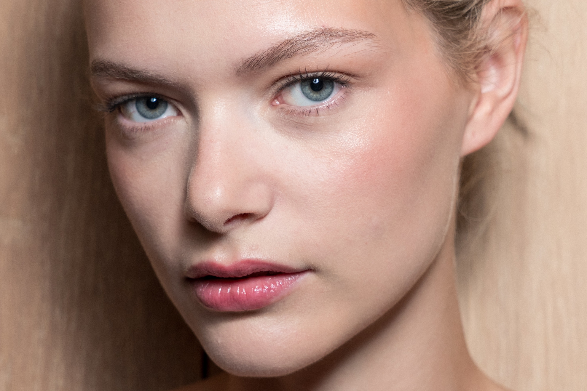 Το bronzer stick που προσθέτει βάθος στο καθημερινό μακιγιάζ