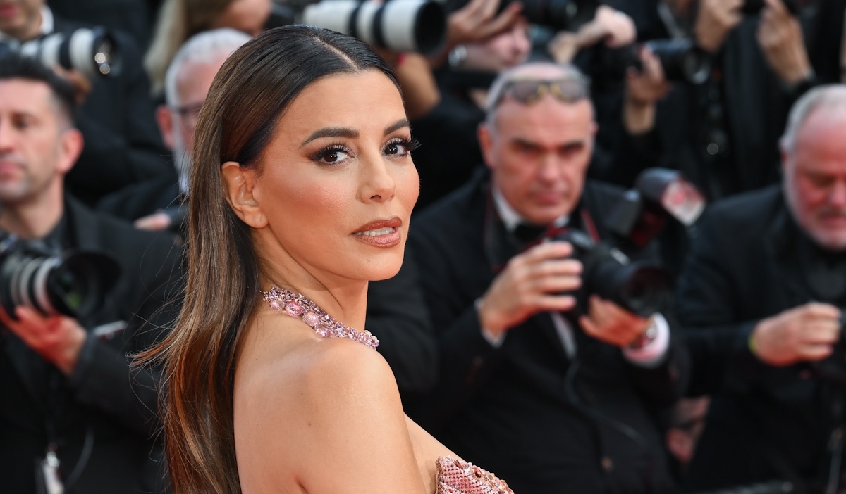 Η Eva Longoria αποκαλύπτει το πιο κολακευτικό μυστικό του bronzer για να δείχνεις πιο ξεκούραστη και λαμπερή