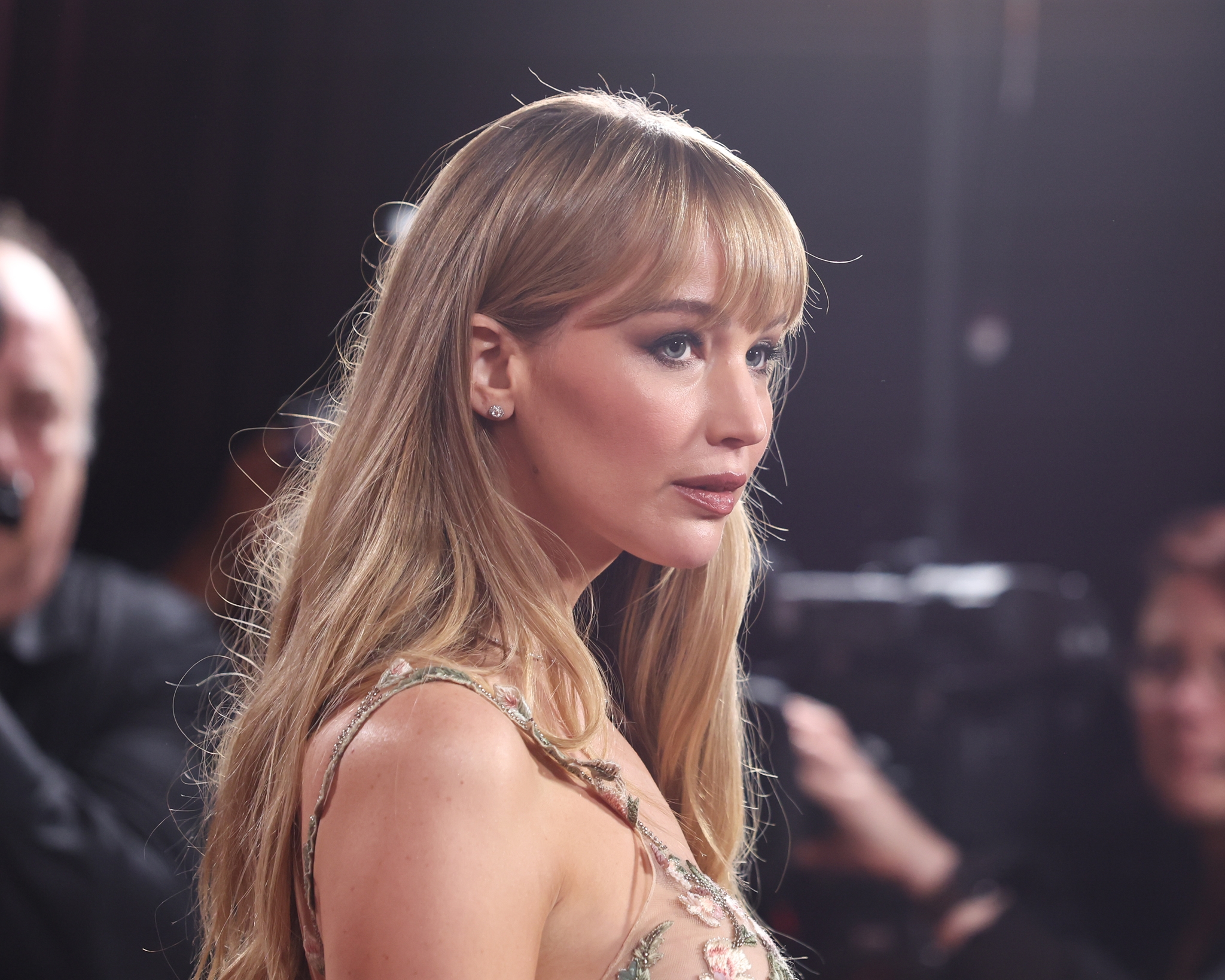 Jennifer Lawrence: Φέρνει το καλοκαίρι μέσα στο φθινόπωρο – Το φωτεινό χρώμα που φορά ξανά και ξανά και απογειώνει τα πρώτα looks του Σεπτέμβρη