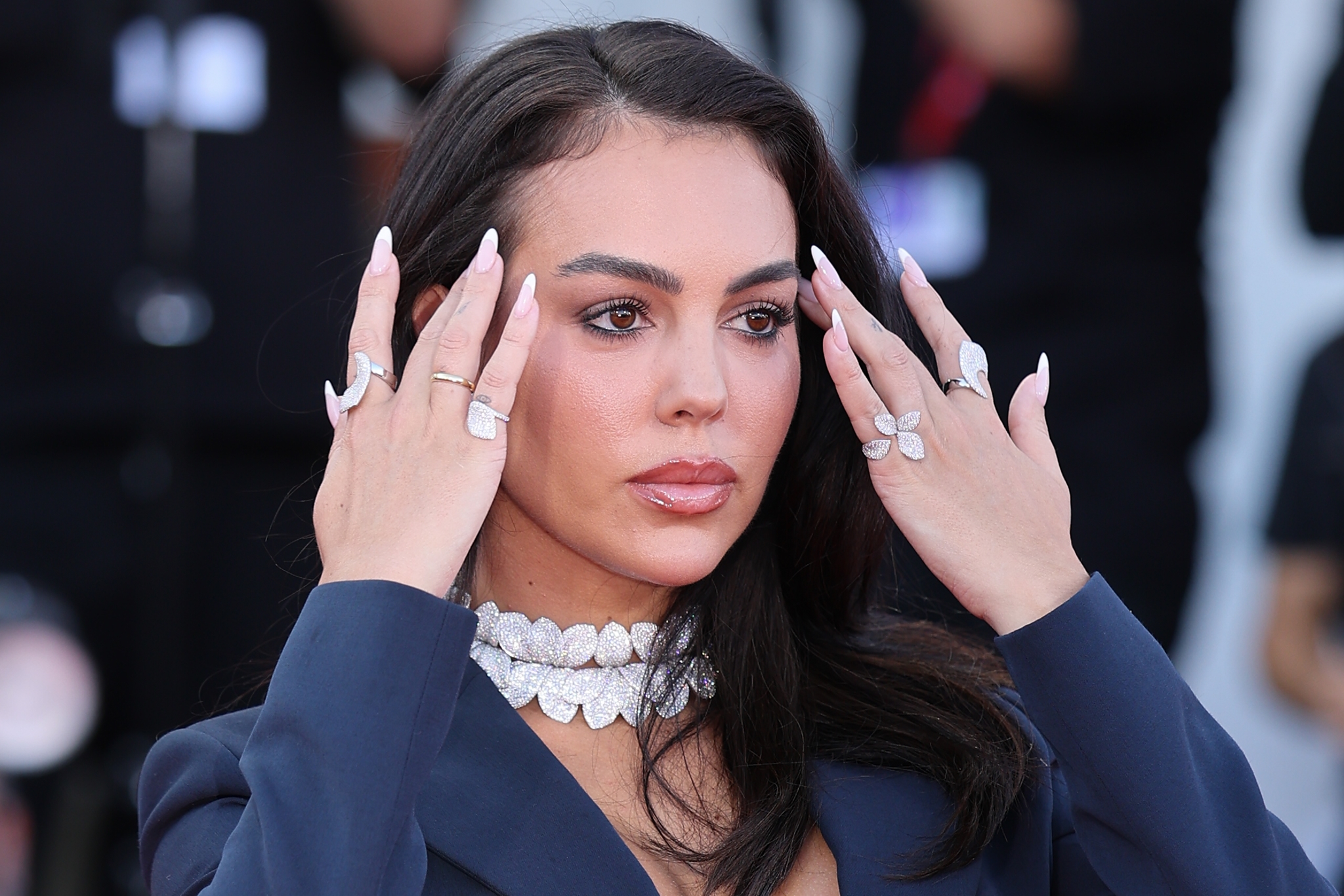Η Georgina Rodríguez χρησιμοποιεί αυτό το κορεάτικο serum κάτω από 20€ για ενυδάτωση, λάμψη και λείανση των ρυτίδων