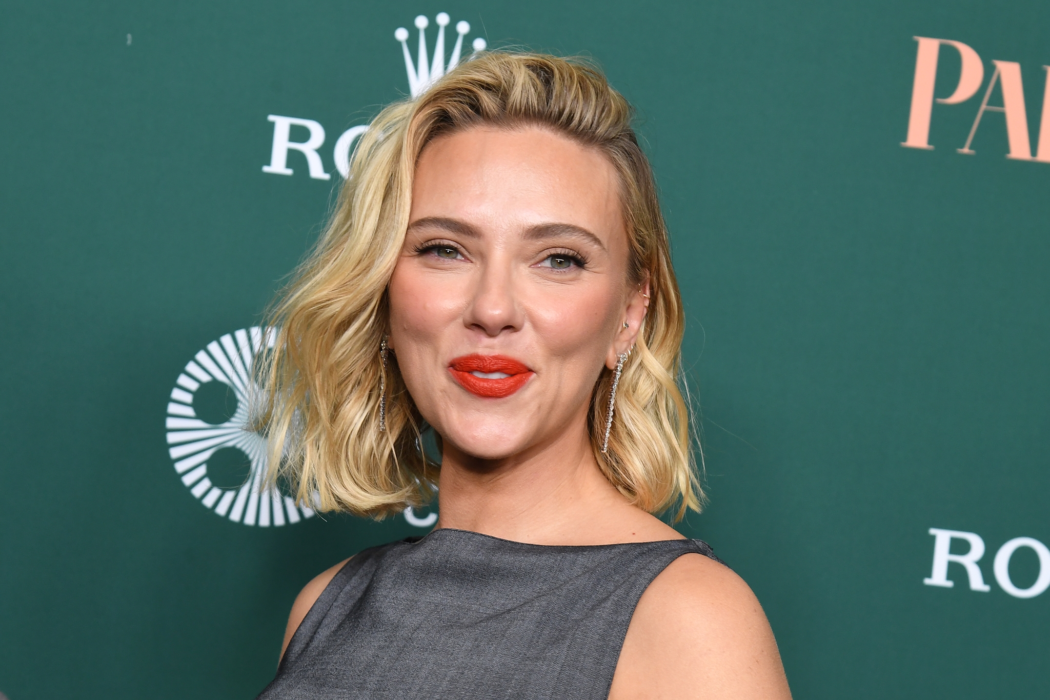 Ούτε καφέ ούτε μπορντό: Η Scarlett Johansson κρατά την τσάντα στο χρώμα που φωτίζει κάθε φθινοπωρινό look