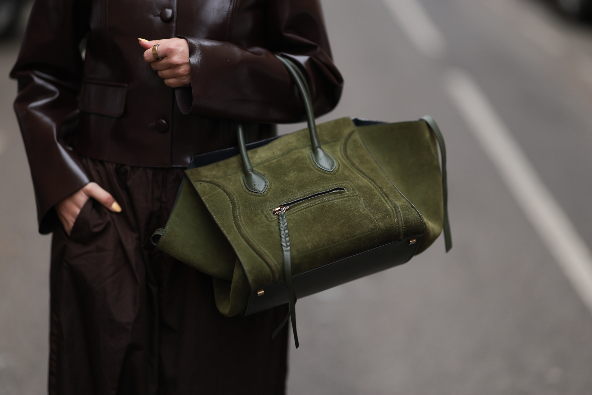 Fashion σκονάκι: 5 τσάντες σε γήινα χρώματα που ταιριάζουν με τα πάντα