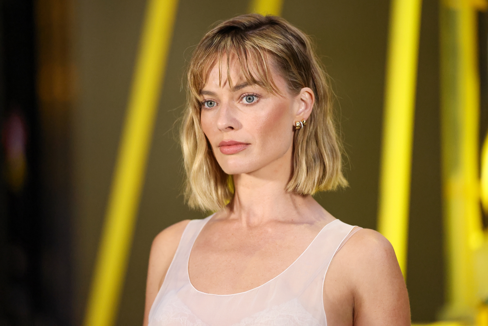 Margot Robbie: Τέλος τα παντελόνια γραφείου αυτό το καλοκαίρι. Αυτό το chic κομμάτι θα τα αντικαταστήσει