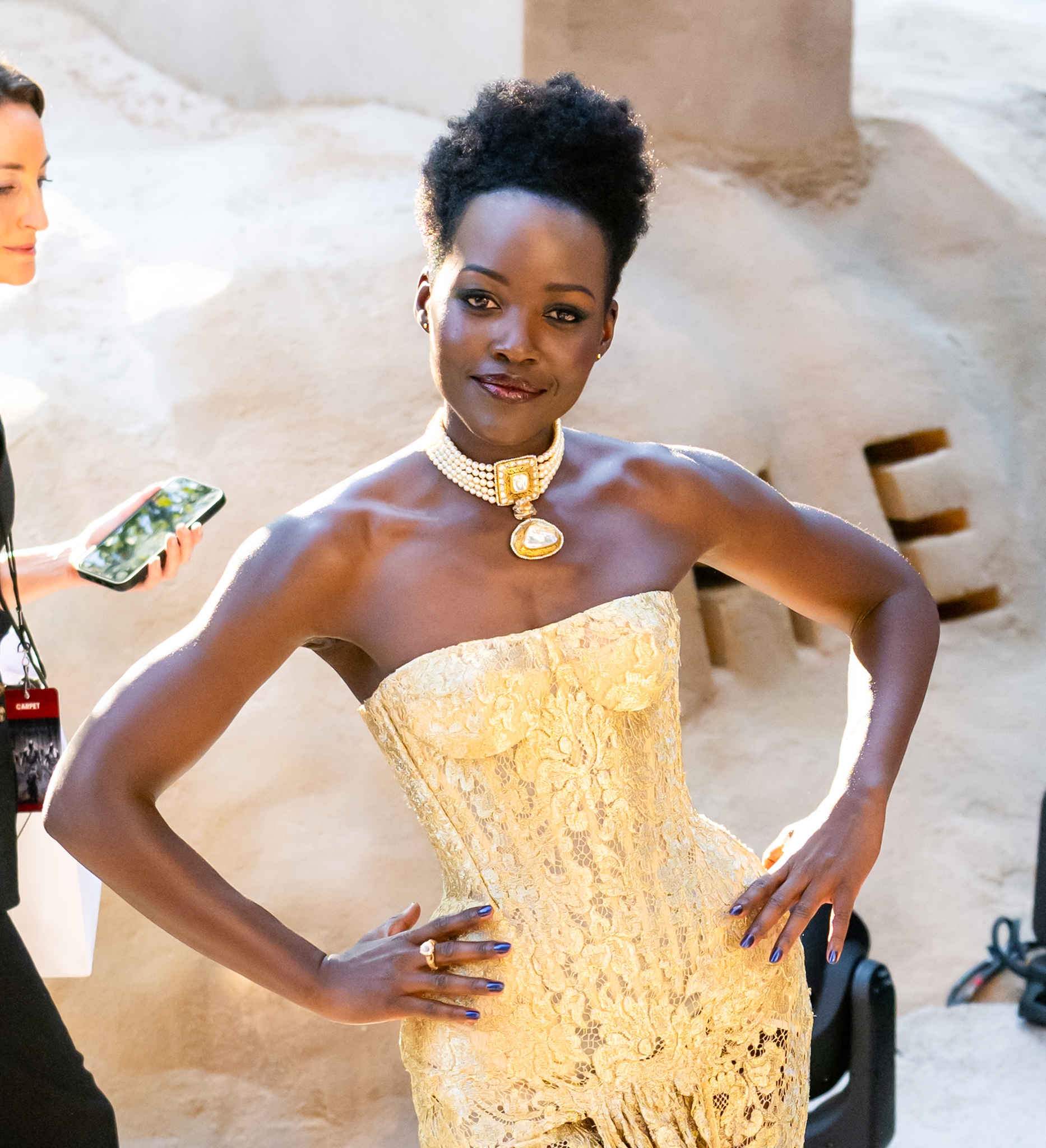 "Δεν ξοδεύω τον χρόνο μου για να αμύνομαι": Η Lupita Nyong’o δικαιώνεται μετά τις αντιδράσεις για τον ρόλο της ως Ωραία Ελένη και εντυπωσιάζει με το μεταξωτό halter φόρεμά της