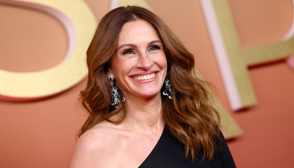 Η Julia Roberts αντικατέστησε τα ψηλοτάκουνα με τη νέα τάση παπουτσιών που θα συνδυάζουν άνεση και κομψότητα
