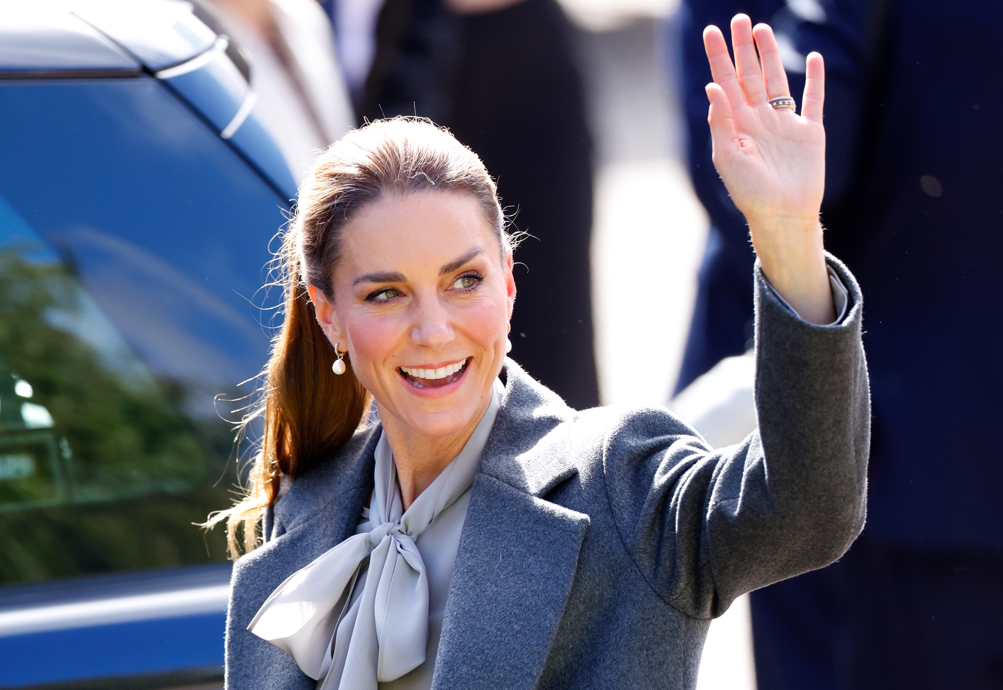 Η Kate Middleton απογειώνει το γκρι παντελόνι με τις γόβες που θα αντικαταστήσουν τις μαύρες αυτό το φθινόπωρο