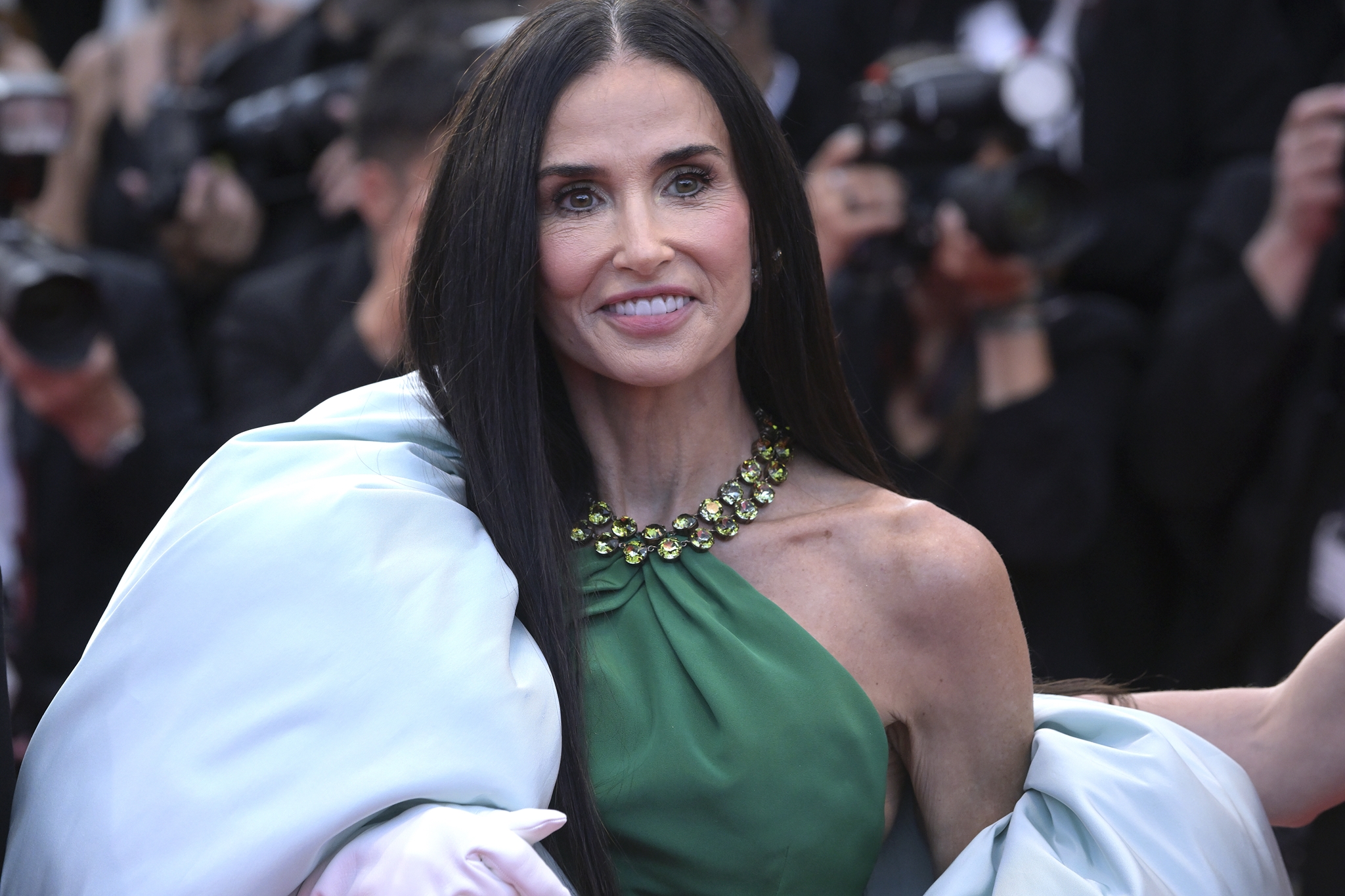 Επιστροφή στο γραφείο: Η Demi Moore δείχνει το total white office look που φωτίζει αμέσως τα γκρίζα φθινοπωρινά πρωινά