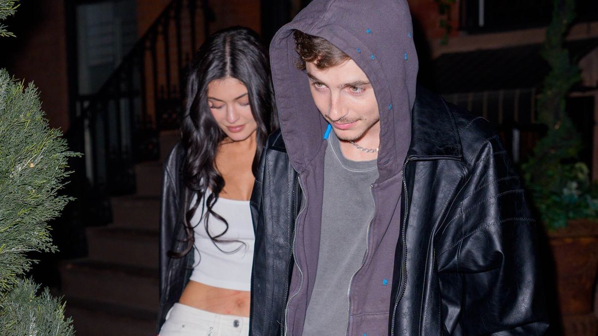 Date night: Η Kylie Jenner επιβεβαιώνει την πιο τολμηρή denim τάση της άνοιξης