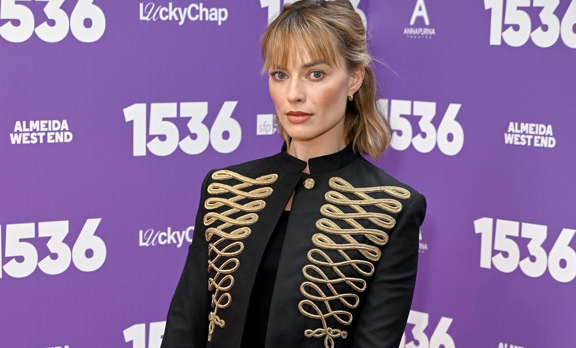 Η Margot Robbie κάνει το στρατιωτικό τζάκετ άξιο για το κόκκινο χαλί