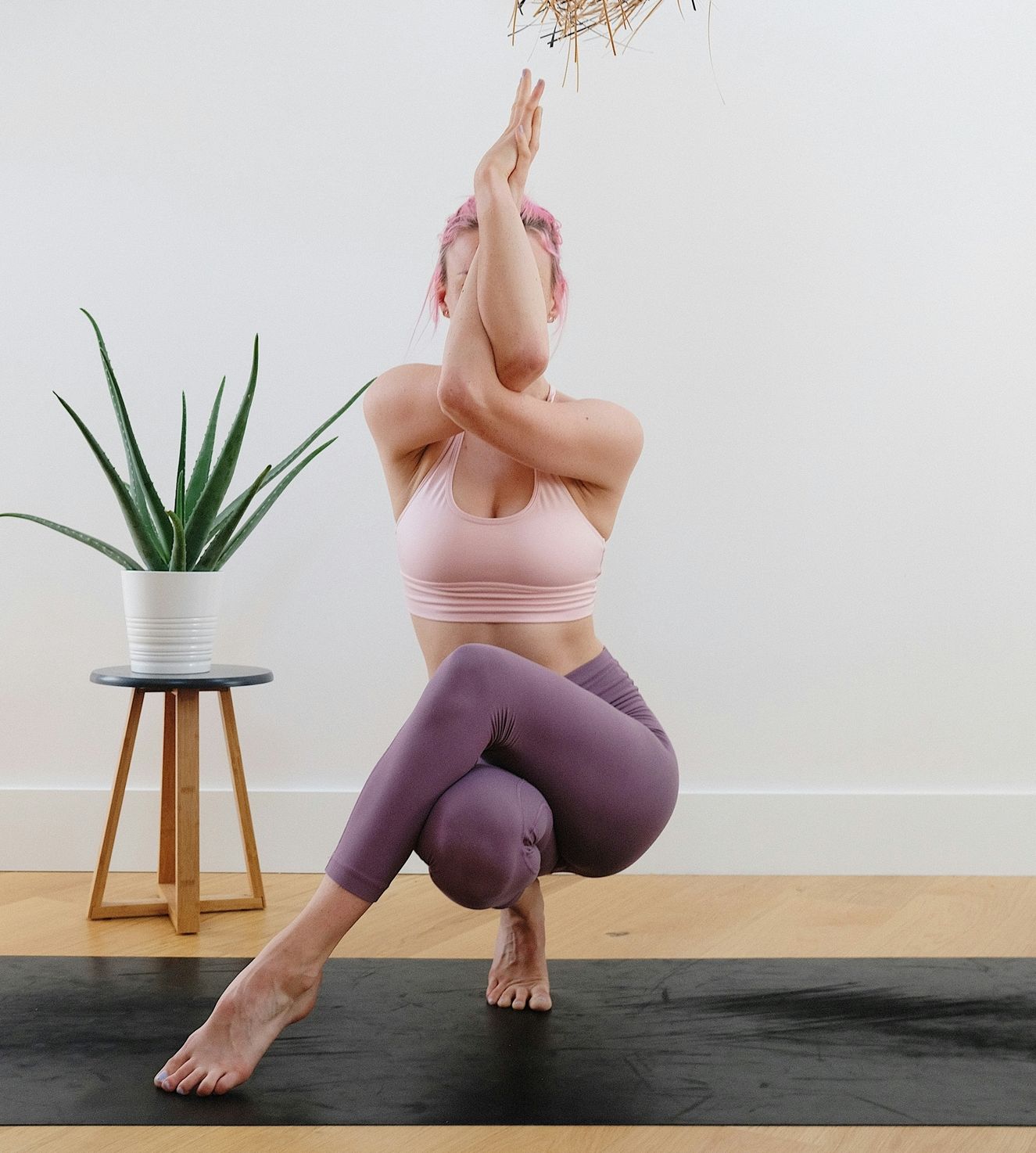 Ξέχνα τη yoga όπως την ήξερες. Αυτή η νέα πρακτική με σπαθί έχει γίνει εμμονή στη Νέα Υόρκη