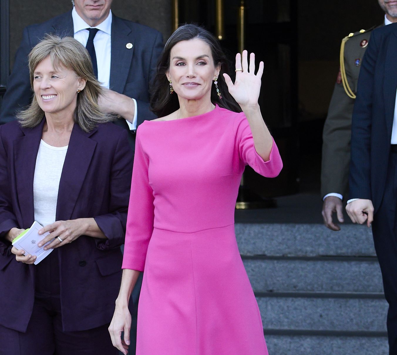 Η βασίλισσα Letizia άφησε στην άκρη τις αγαπημένες της γόβες για τα παπούτσια που θα βλέπουμε παντού αυτό το καλοκαίρι