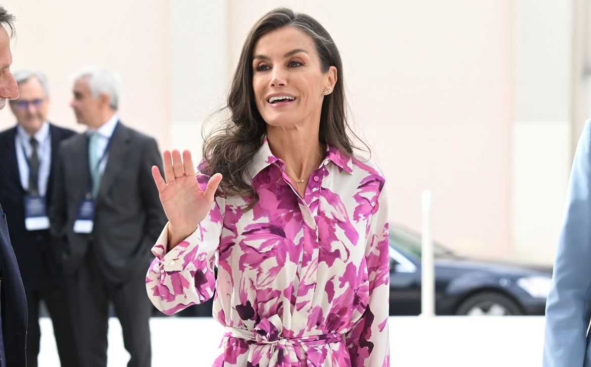 Ούτε το shirt dress της Carolina Herrera ούτε η τσάντα της Furla: η βασίλισσα Letizia αποδεικνύει ότι οι μπαλαρίνες είναι το βασικό trend του φθινοπώρου