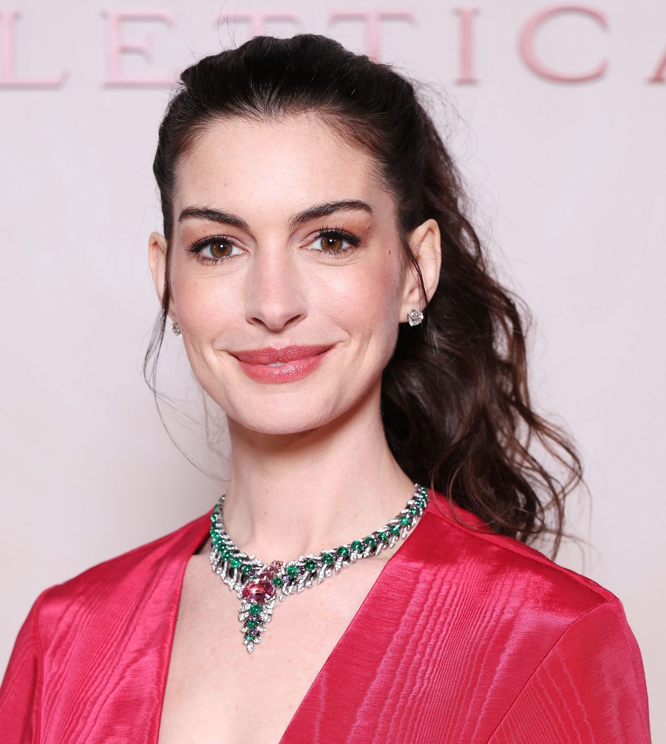 Η πρώτη εμφάνιση εγκυμοσύνης της Anne Hathaway αλλάζει όλα όσα ξέραμε για το maternity style