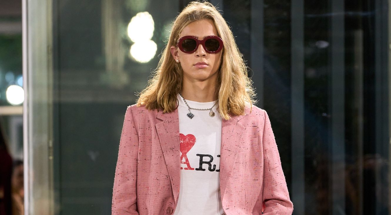Αυτό το τουριστικό T-shirt που είδαμε στην πασαρέλα της Ami θα μπορούσε να γίνει η στολή του καλοκαιριού
