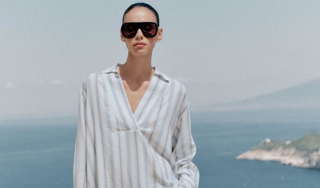 Το ριγέ πουκάμισο από ZARA που θα συνοδεύσει τις καλοκαιρινές σου εμφανίσεις στο νησί βρίσκεται σε έκπτωση
