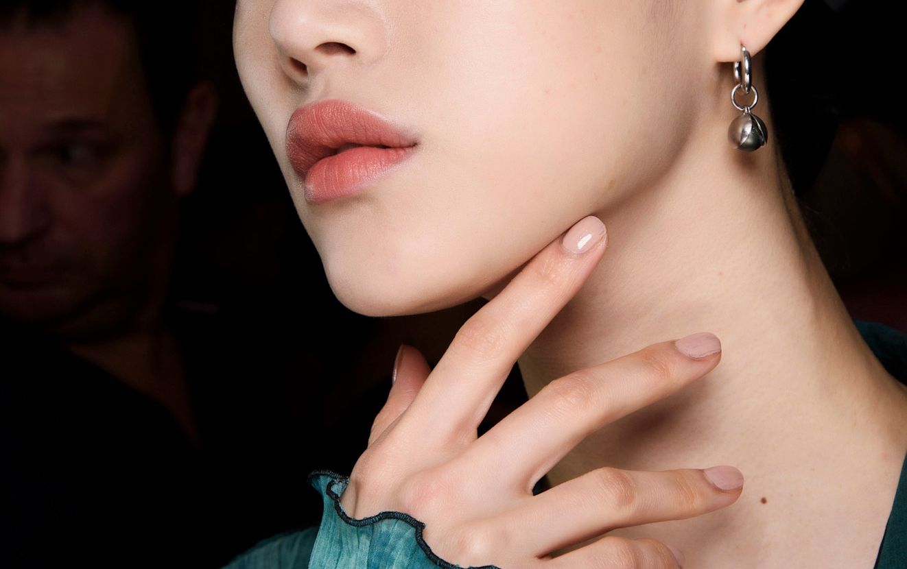 "Foundation Nails": Το elegant μανικιούρ που κολακεύει απίστευτα τα χέρια
