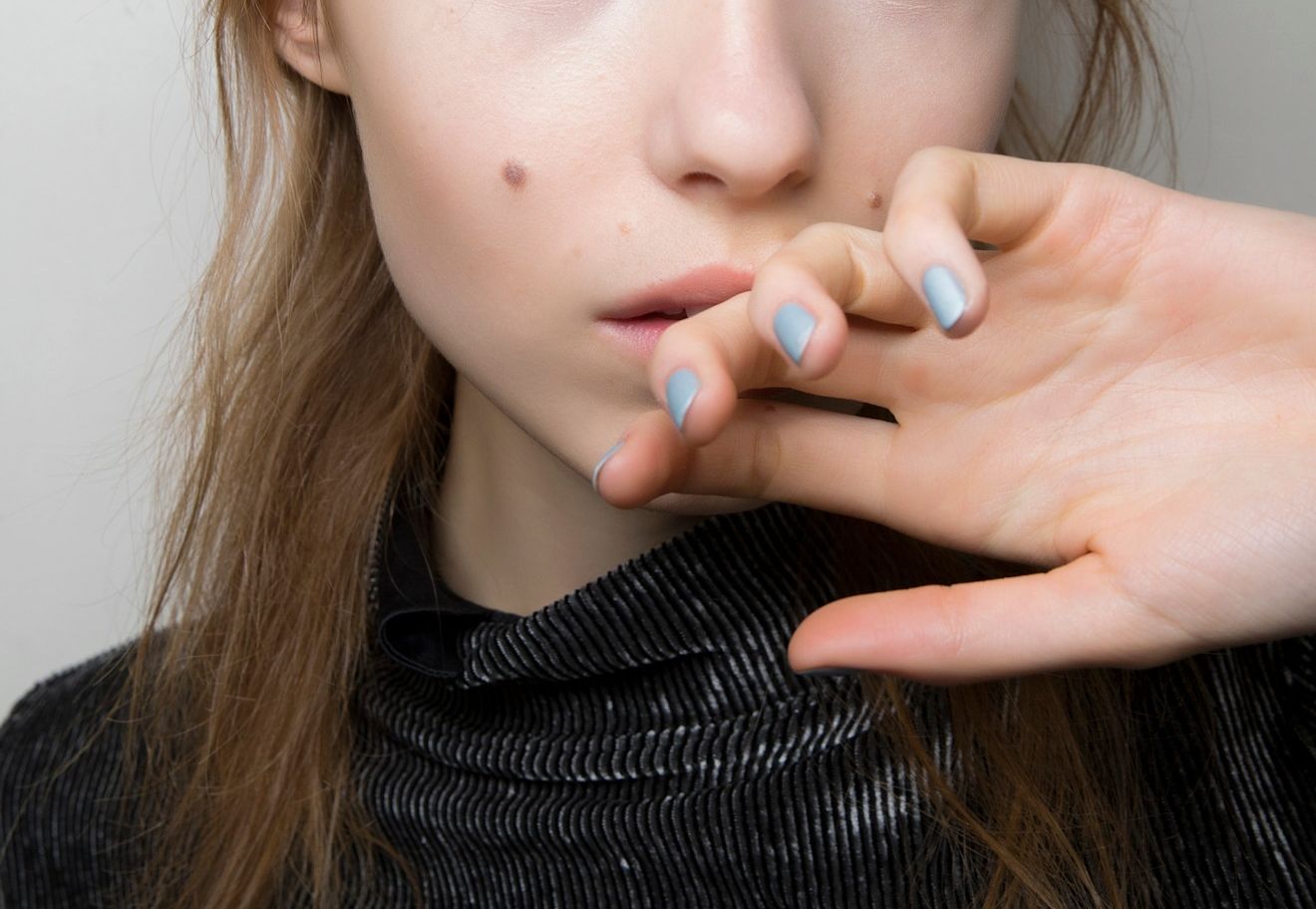 Αυτό το φθινόπωρο τα νύχια βάφονται στο baby blue χρώμα