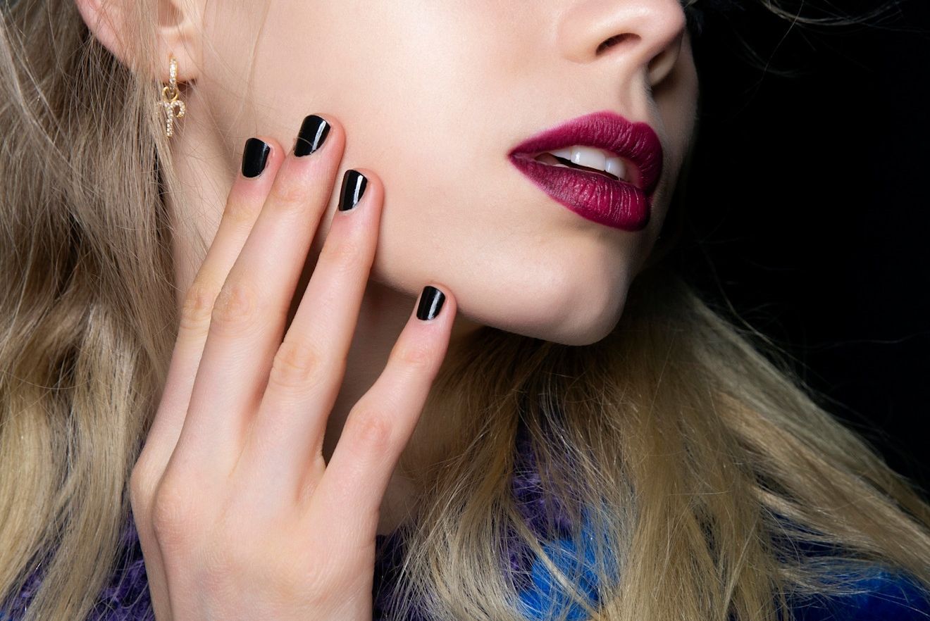 Cherry Noir Manicure: Αυτή η επιλογή θα αντικαταστήσει το μαύρο μανικιούρ φέτος το φθινόπωρο-χειμώνα