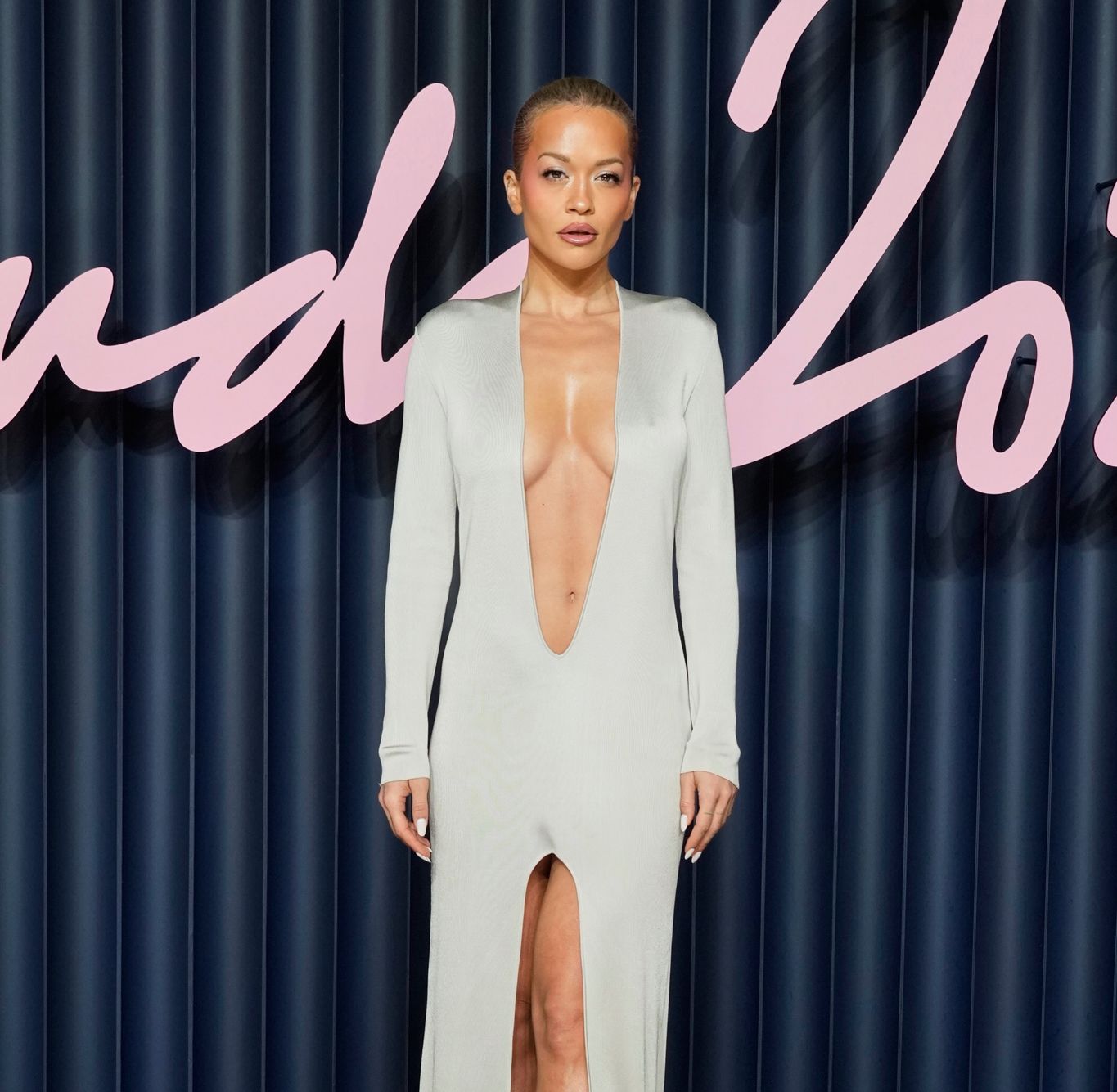 Rita Ora: Το μανικιούρ που θα λατρέψεις αν βαρέθηκες τα κλασικά nude νύχια