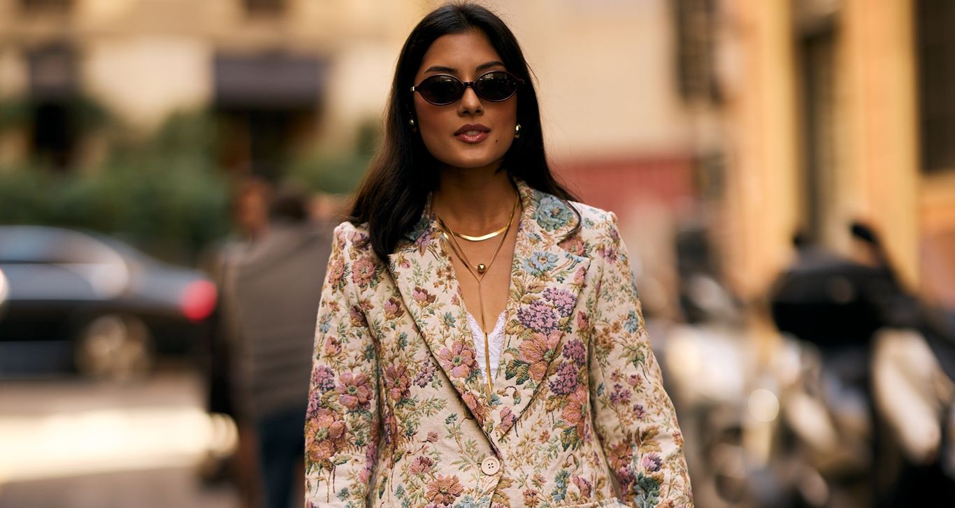 Structured σακάκι και cropped παντελόνι: η νέα chic φόρμουλα που βλέπουμε στην γκαρνταρόμπα των εργαζόμενων γυναικών