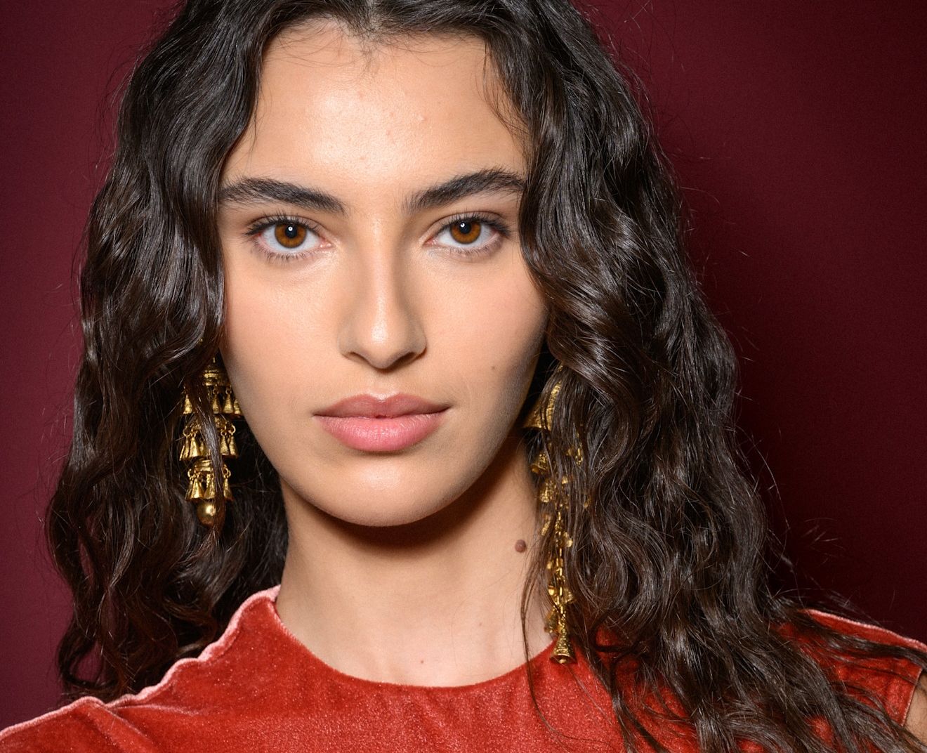 Moisture Layering: Η τεχνική ενυδάτωσης που θα μεταμορφώσει τα σγουρά μαλλιά