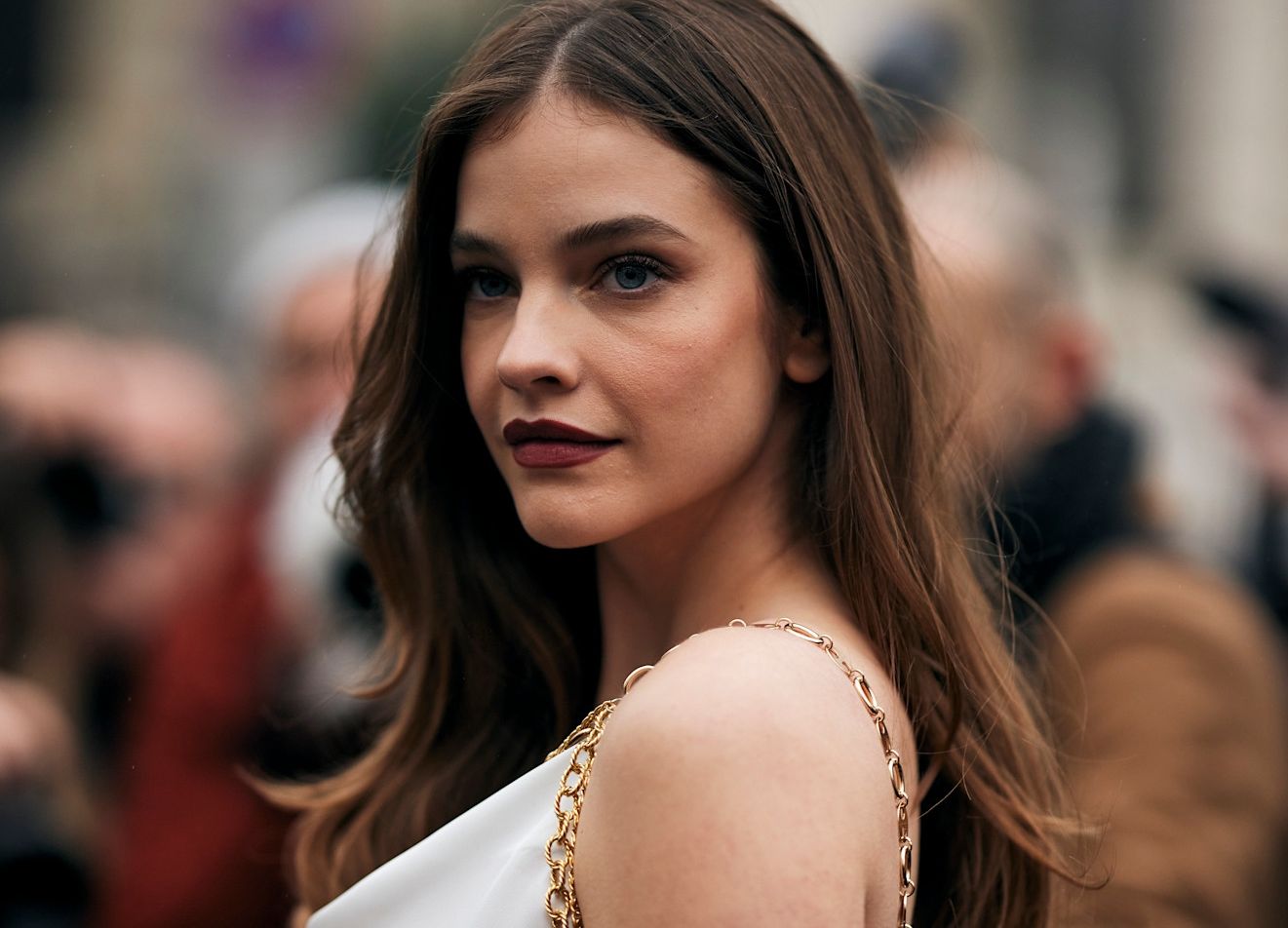 6 viral hair mists που μπορούν να αντικαταστήσουν ακόμα και το άρωμά σου