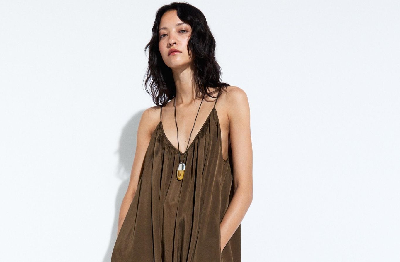 Η αέρινη ολόσωμη φόρμα της Massimo Dutti που κολακεύει τη σιλουέτα και λατρεύουν οι γυναίκες άνω των 50