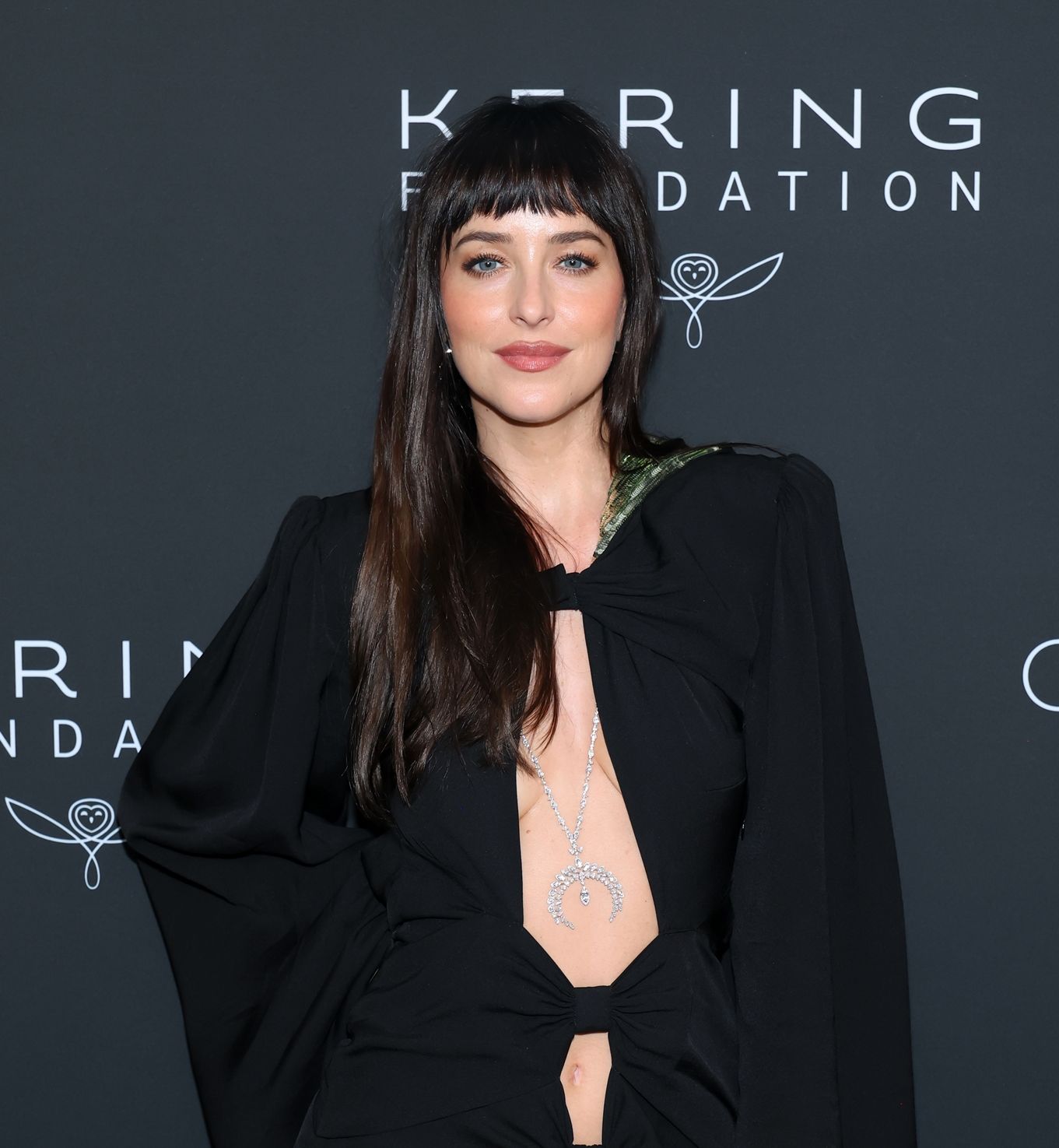 Raven Nails: Η Dakota Johnson επιβεβαιώνει ότι το πιο πολυτελές μανικιούρ του φθινοπώρου δεν είναι nude
