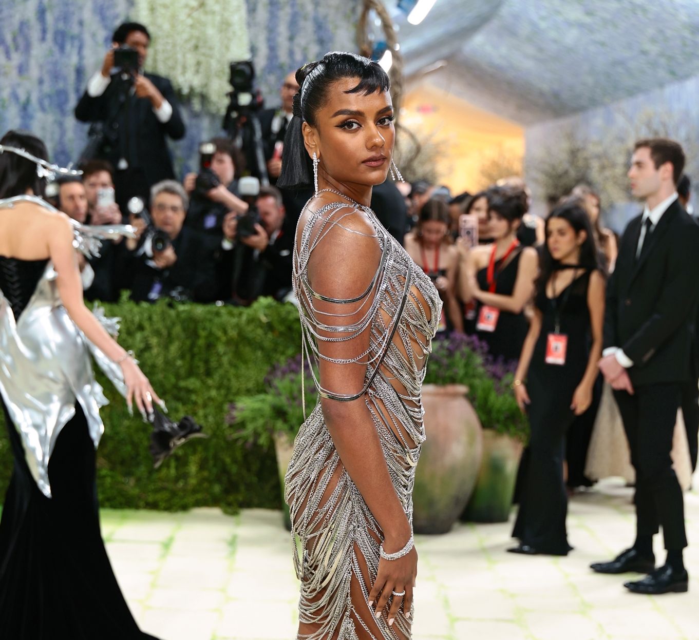 Η Simone Ashley μόλις φόρεσε το πιο τολμηρό naked dress στο Met Gala