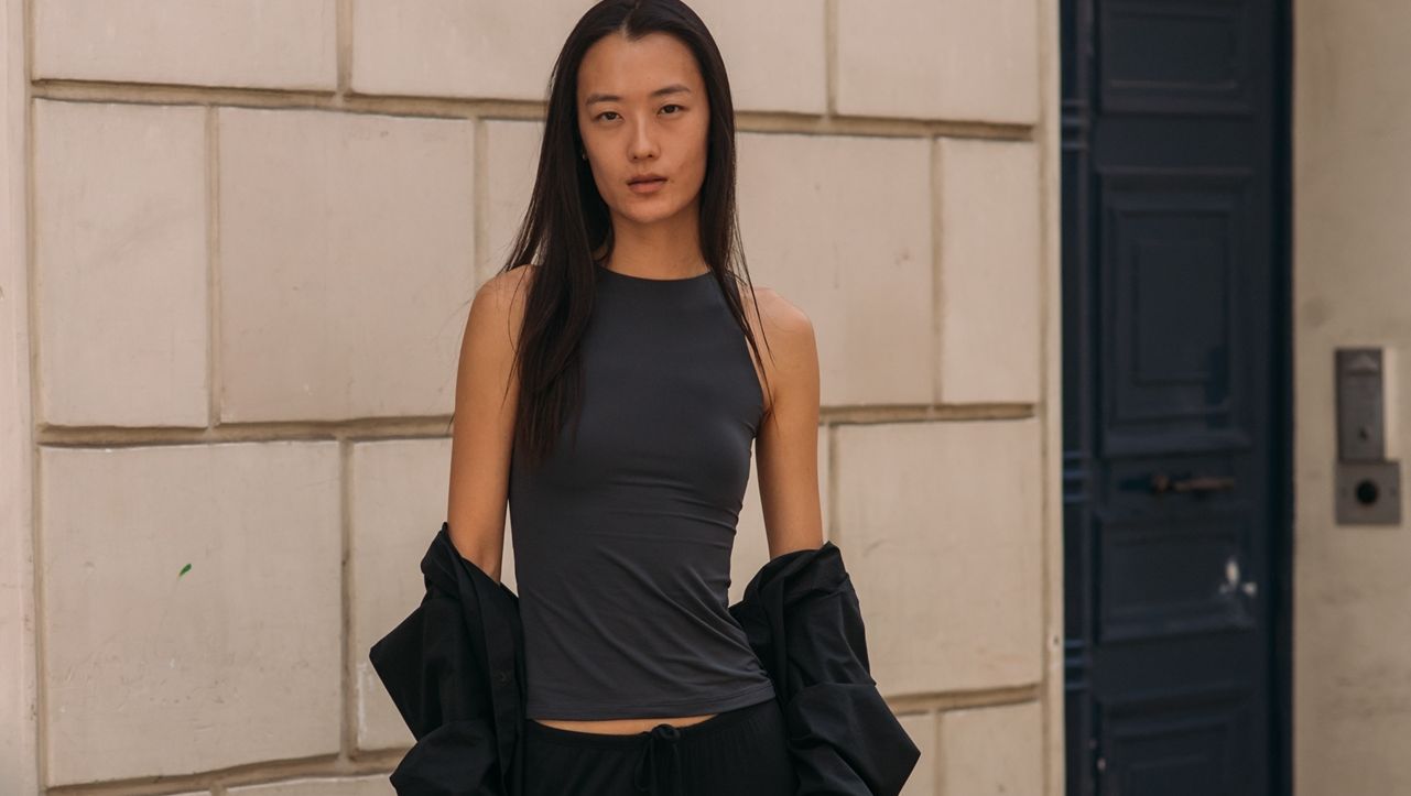 Η Zara μειώνει την τιμή του wide-leg παντελονιού με φουλάρι στη μέση που χαρίζει πιο καλλίγραμμη σιλουέτα στα 18 ευρώ